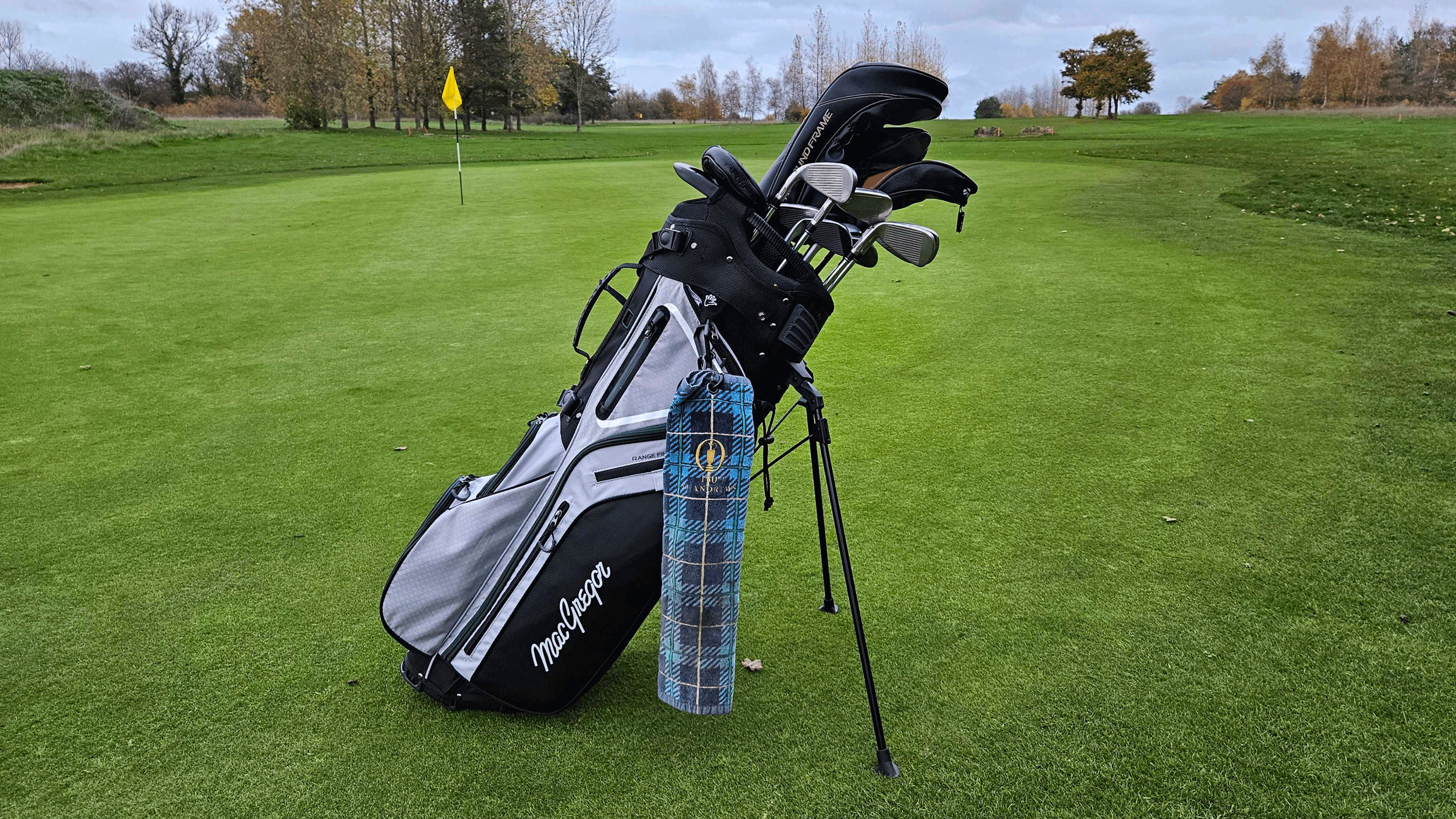 General view of the MacGregor Tourney Hybrid Stand Carry Bag